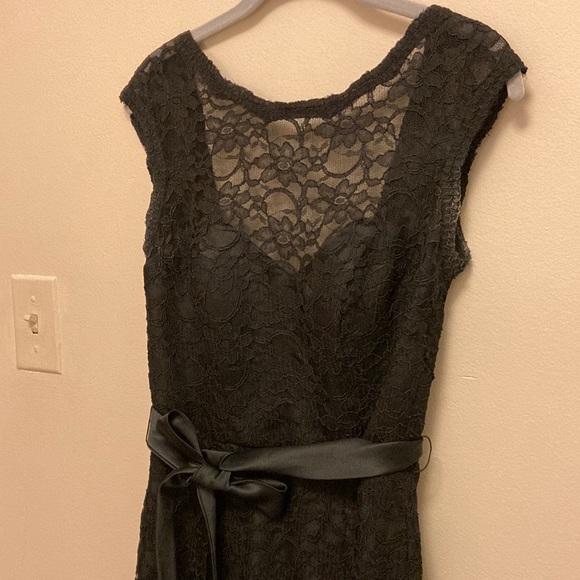 Mori Lee lace evening gown with V back - Picture 3 of 12